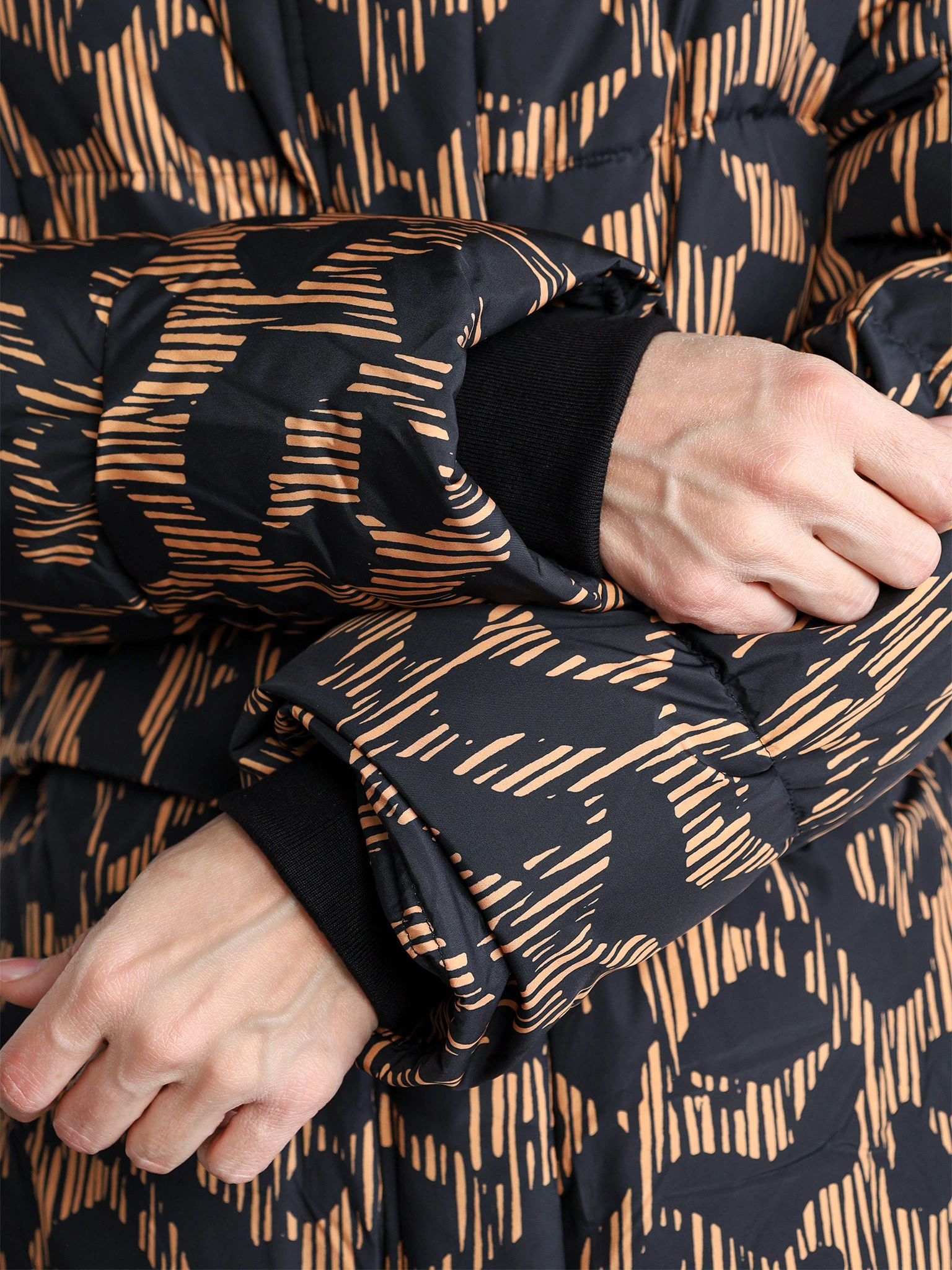 Пуховик с абстрактным принтом коричневого цвета с капюшоном